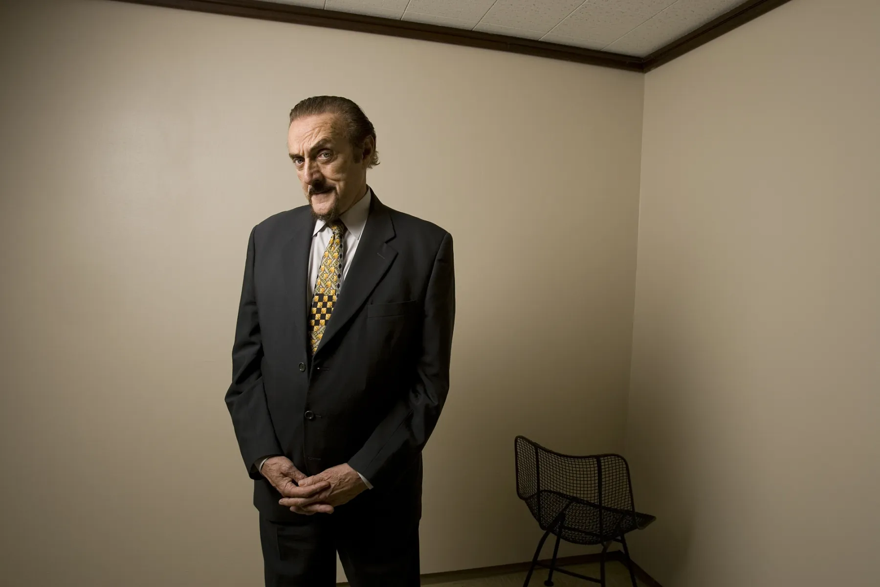<p data-pm-slice="1 1 []">Stanford &Uuml;niversitesi psikoloji profes&ouml;r&uuml;<strong> Philip Zimbardo</strong>, Ağustos 1971&rsquo;de hapishane koşullarının insan davranışları &uuml;zerindeki etkisini incelemek amacıyla bir deney başlattı. ABD Deniz Kuvvetleri Araştırma Ofisi tarafından finanse edilen &ccedil;alışmaya 24 erkek &uuml;niversite &ouml;ğrencisi katıldı. &Ouml;ğrenciler rastgele bi&ccedil;imde gardiyan ve mahk&ucirc;m rollerine ayrıldı.</p>