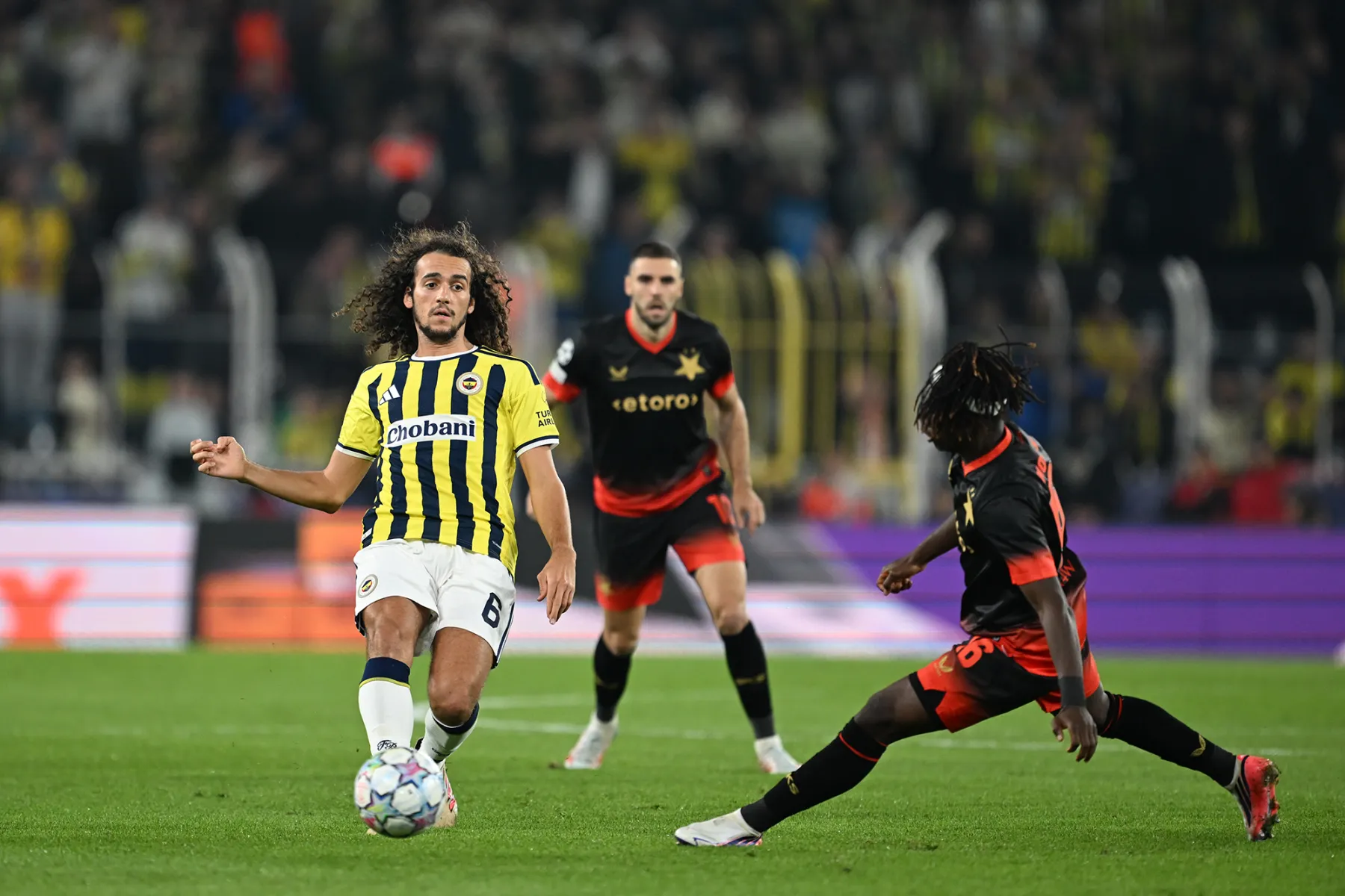<p>Serkan Akcan - Fanatik: Slavia Prag yaptığı her hamlede &ouml;ne doğru ilerlerken, İsmail Kartal&rsquo;ın hamleleri sahada bir karşılık bulmadı. Ma&ccedil; bitmek &uuml;zereyken gelen Slavia gol&uuml;yle Kadık&ouml;y&rsquo;de b&uuml;y&uuml;k bir şok yaşandı. Slavia, Fenerbah&ccedil;e&rsquo;nin Şampiyonlar Ligi&rsquo;nde karşılaştığı ve bundan sonra karşılaşacağı rakipler arasında belki de en vasatıydı. Bu ma&ccedil;ı 2-0&rsquo;dan 2-2&rsquo;ye getirmek İsmail Kartal&rsquo;ı da futbolcularını da olduklarından &ccedil;ok daha k&ouml;t&uuml; g&ouml;sterdi. Bundan sonra İsmail hocanın kredisi sıfıra kadar indi.</p>