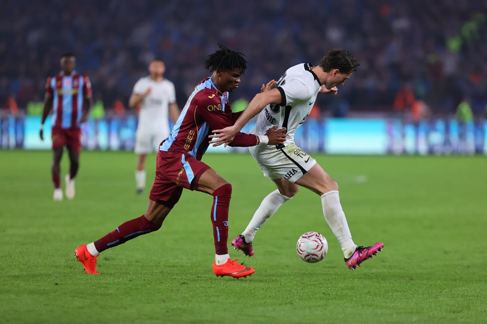 <p class="MsoNormal"><span style="mso-ansi-language: EN-GB;"><strong>Bilal Meşe:</strong> Futbol dediğin b&ouml;yle bir oyun işte! Rakip sahaya yerleşirsiniz, ayağa paslarla &uuml;&ccedil;&uuml;nc&uuml; b&ouml;lgeye sarkarsınız, &ccedil;oğalır, baskı kurar pozisyon &uuml;retirsiniz ama gol&uuml; bazen bir t&uuml;rl&uuml; bulamazsınız! Rakip ise bir kez gelir, faturayı &ouml;n&uuml;n&uuml;ze koyuverir! Futbolun cilvesi mi dersiniz, acı ger&ccedil;eği mi? İşte Trabzonspor-Beşiktaş derbisi bunun en &ccedil;arpıcı &ouml;rneğidir.</span></p>
<p class="MsoNormal"><span style="mso-ansi-language: EN-GB;">Kartal daha ma&ccedil;ın başında y&uuml;klendi. Olaitan kafayı vurdu, Onana izin vermedi. Vlahovic denedi, olmadı. Cerny sert vurdu, Onana yine sahneye &ccedil;ıktı. Beşiktaş bastırıyor, Trabzonspor&rsquo;un savunmasını zorluyor, ancak aradığı gol&uuml; bir t&uuml;rl&uuml; bulamıyordu. Peki sonra ne oldu? 21. dakikada Trabzonspor kabuğundan &ccedil;ıktı, Beşiktaş kalesinde karambol yaşandı. N&uuml;bel&rsquo;den d&ouml;nen topu Ozan tamamladı!</span></p>
<p class="MsoNormal"><span style="mso-ansi-language: EN-GB;">Hani derler ya, &ldquo;Atamanaya atarlar!&rdquo; işte tam da bu ger&ccedil;ekleşti.<span style="mso-spacerun: yes;">&nbsp; </span>(Milliyet)</span></p>
<p class="MsoNormal"><span style="mso-ansi-language: EN-GB;">&nbsp;</span></p>
<p>&nbsp;</p>