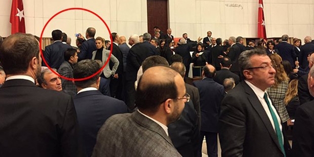 İç tüzük gereği, oylamaların gizli yapılması gerekiyordu.